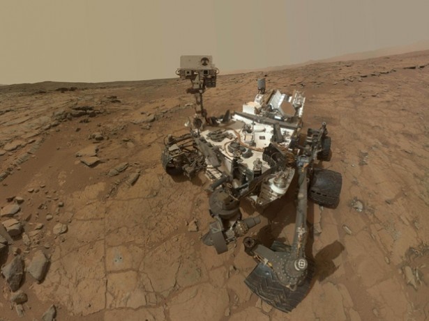 【写真を見る】「宇宙博2014 －NASA・JAXAの挑戦」にて。火星で撮影された「キュリオシティ」の自画像。会場にはNASA製作の実物大モデル機を展示