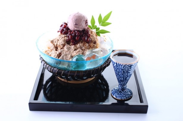 江久庵の名物、わらび餅風のゼリー「利休の心玉」をトッピングした心玉入り 黒蜜きな粉金時￥900（単品）