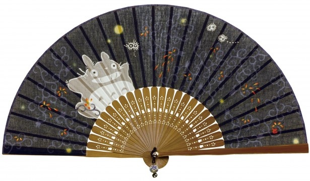 「となりのトトロ 扇子 唐草文様」(税別2800円)。楽しそうなトトロが可愛らしい