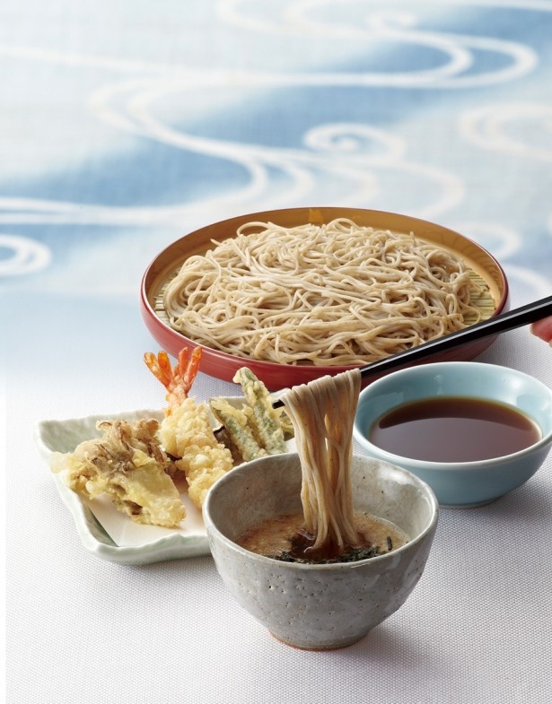 風味豊かな二八蕎麦ととろろのつけ汁の喉越し「とろろ天そば」