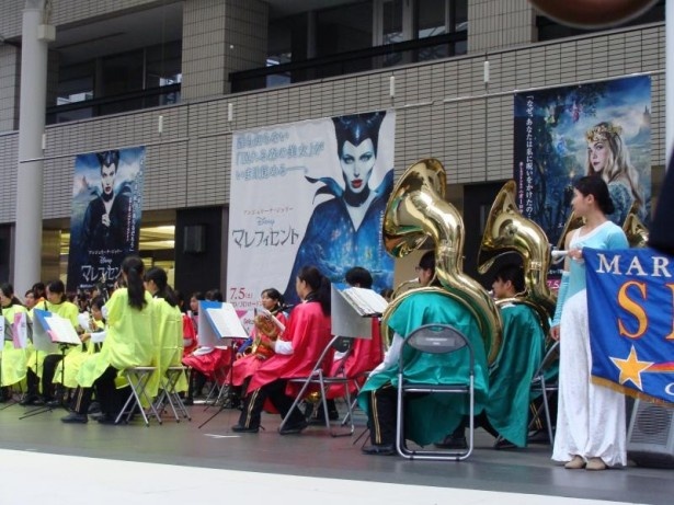 精華女子高等学校吹奏楽部によるミニコンサートの様子