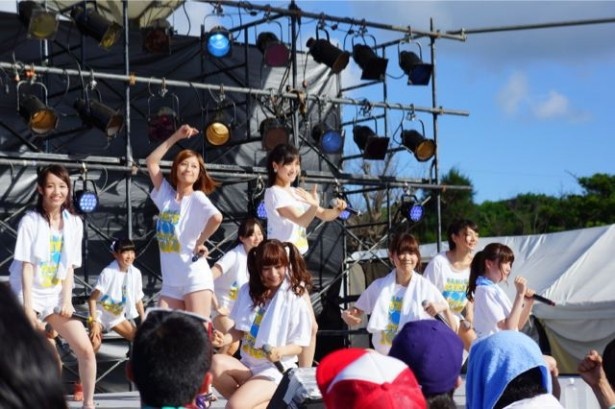 フェスTシャツを身につけて登場！