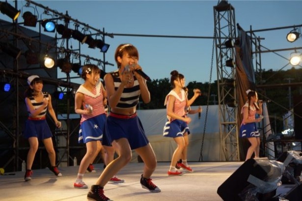 7人編成でパフォーマンスしたLinQ