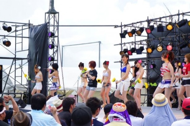2日目も元気にビキニで登場したCoverGirls