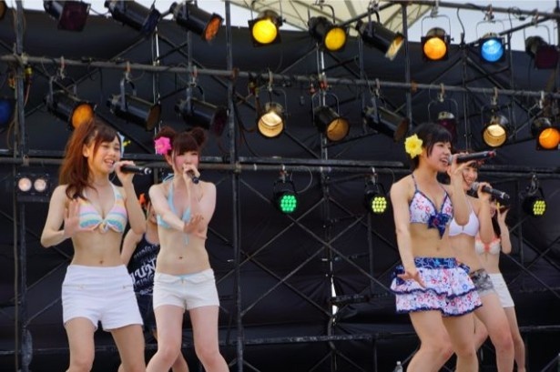 突然のスコールにも負けずに熱唱したCoverGirls