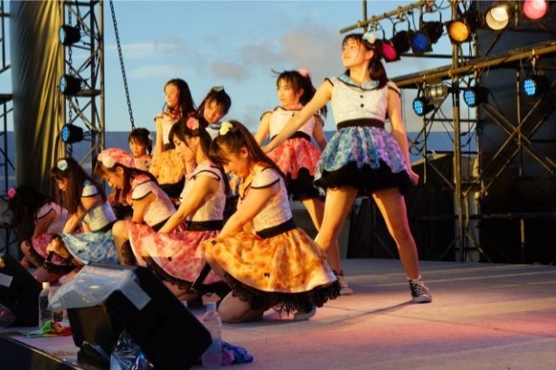 夕陽の中でのパフォーマンスとなったアイドルカレッジ