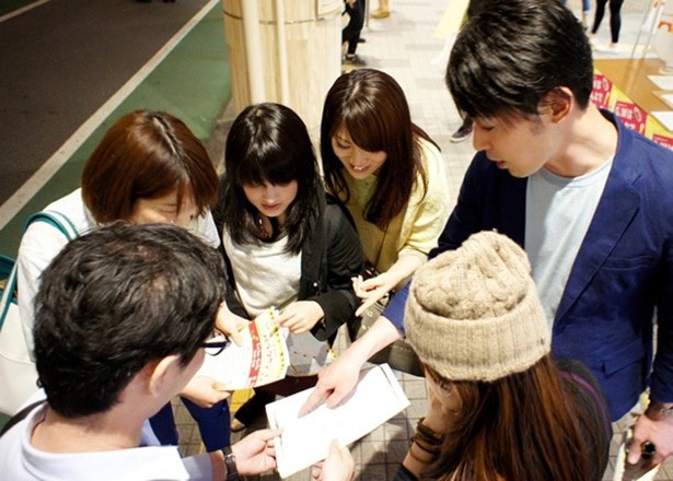 【写真を見る】「この謎解けましたか～!?」と、話しかけて来た3人組の女の子と答え合わせ。みんなで協力してミッションクリアを目指そう！※写真は5月に開催された「バルタウン」の様子