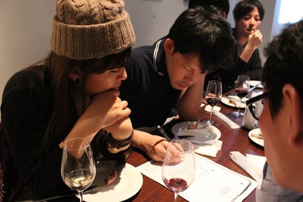 正解率は約20％…美味しい酒を飲みながら楽しく謎解き！※写真は5月に開催された「バルタウン」の様子