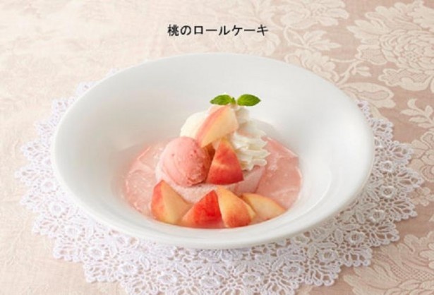 上品な甘さの｢桃のロールケーキ｣(599円)