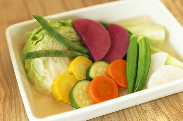 野菜の色が鮮やかな、季節の蒸し焼きベジタブル(1200円)