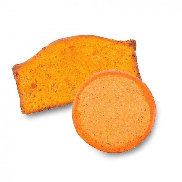 トマトとパルメザンチーズ、バジルが爽やかに香るクッキー(写真手前)とセミドライトマトを練りこんだケーキ(写真奥)