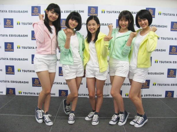 「X21」の左から泉川実穂・田中珠里・井頭愛海・籠谷さくら・長尾真実