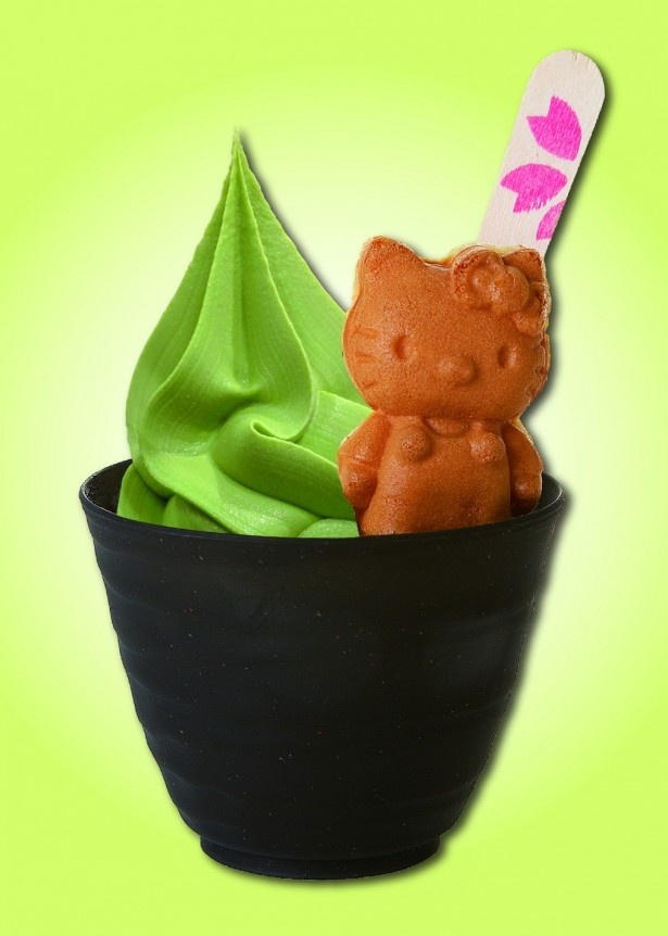 【写真を見る】キティーちゃんの形をしたこんがり焼きが可愛いHello Kitty Japanの「Hello Kitty濃厚そふとくりーむ」(280円)