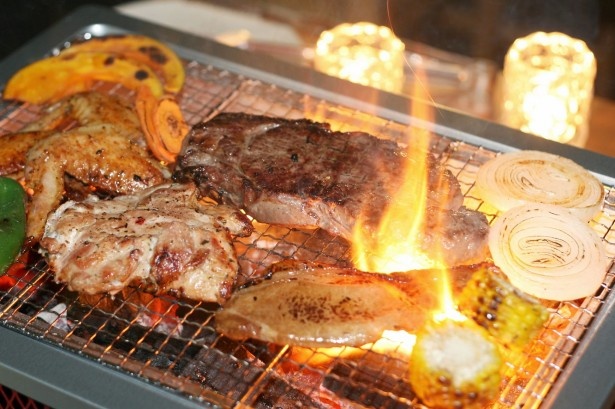 【写真を見る】もちろん、炭火を使った本格的なBBQ！香ばしく焼きあがった肉とビールで、気分は最高！