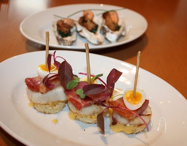 【写真を見る】色鮮やかで可愛い！食べやすいサイズ感の「帆立貝のエッグベネディクト」