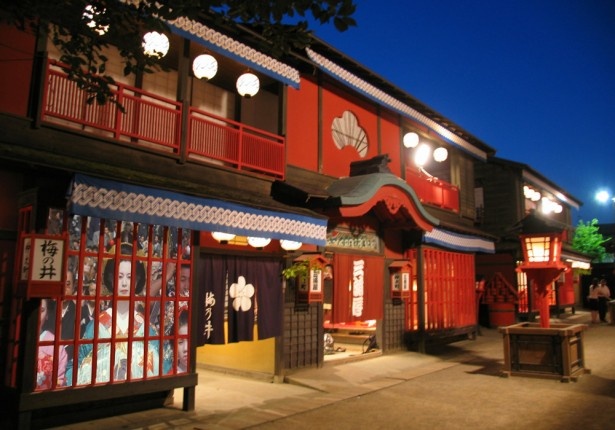 「吉原炎上」。時代劇のセットもライトアップされるぞ！