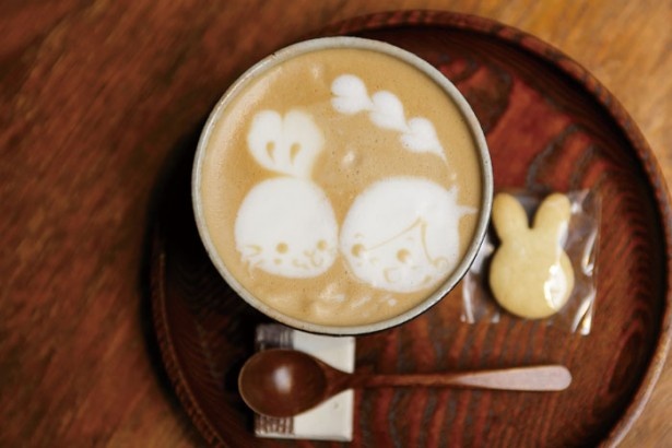 「うさぎとぼく」のぼくのミルクコーヒー（400円）。愛らしいラテアートも人気。
