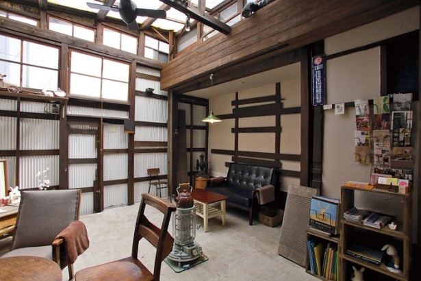 木造家屋をできるかぎり、建物の表情を生かして改装した店内。（うさぎとぼく）