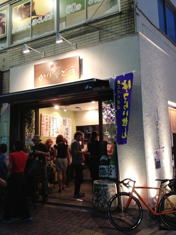 【写真を見る】各店舗には女性客も多数！やっぱり日本酒は美容にい!?