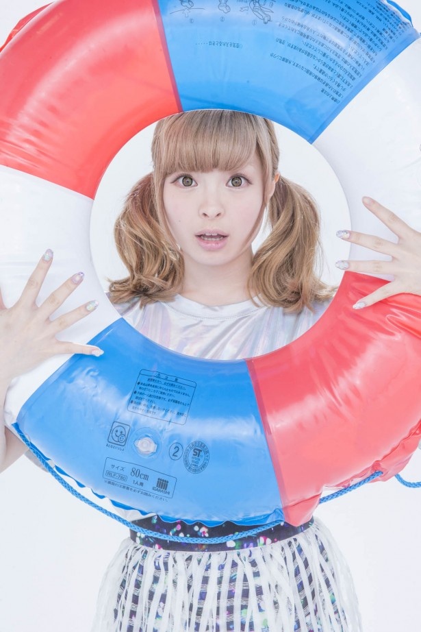 【写真を見る】きゃりーぱみゅぱみゅが浮輪の中からこんにちは！