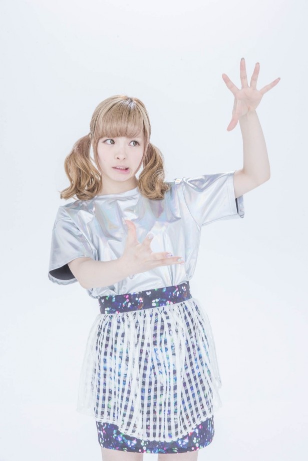 きゃりーぱみゅぱみゅ…何を掴んでいるの？