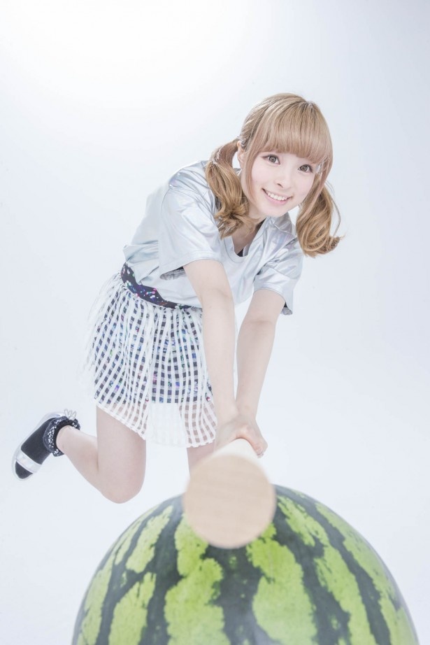 きゃりーぱみゅぱみゅがスイカに“会心の一撃”!?