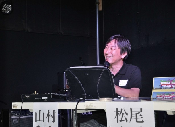 ゲストとのトークに笑顔を見せる山村さん。右にちらっと見えるのは山村さんデザインのほんイベント限定ステッカー