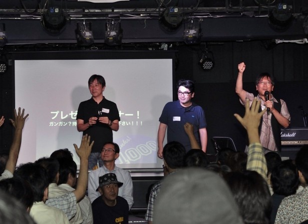 最後は恒例、プレゼントをかけたジャンケン大会。魚井先生に勝てるか!?