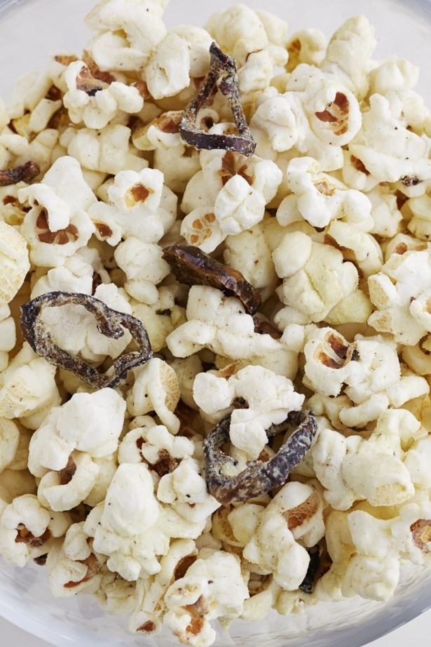 「ホワイトチェダーハラペーニョ」。牧草だけを食べて育った牛のミルクから作ったホワイトチェダーチーズを使用。黒ビールやモヒートのお供に！