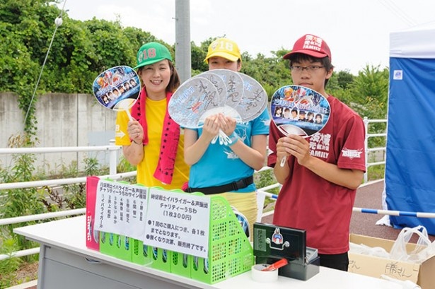 イベント会場では出演メンバーのサイン入りうちわなど、さまざまなチャリティーグッズを販売。その収益の一部は地元の文化福祉事業団に寄付される