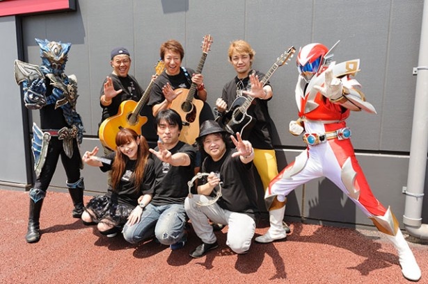 【写真を見る】井上和彦ら人気声優と、茨城のご当地ヒーロー、イバライガーが共演！