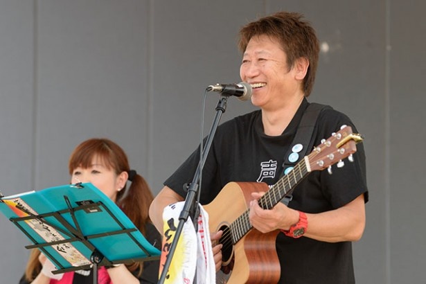 声援団の発起人にして団長の井上和彦。近年の出演作では「夏目友人帳」のニャンコ先生や「NARUTO」のカカシなどが有名