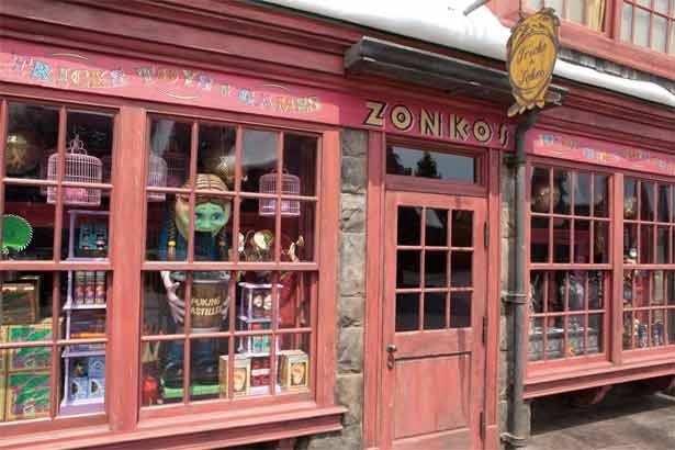 ピグミーパフのぬいぐるみやジョークグッズなどのかわいい商品も並ぶ。ほか、店内にはある仕かけも…