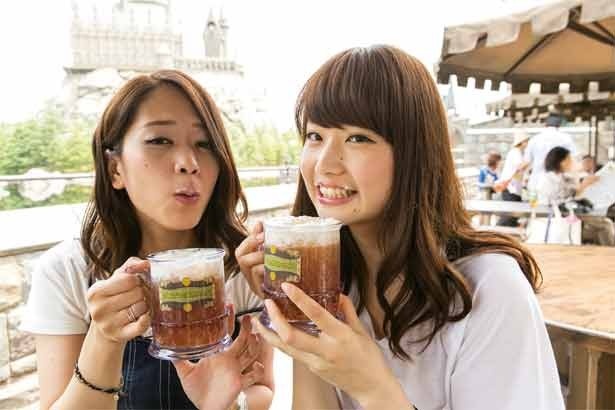 泡の口ヒゲを付けながら飲む、映画と同じ体験ができる