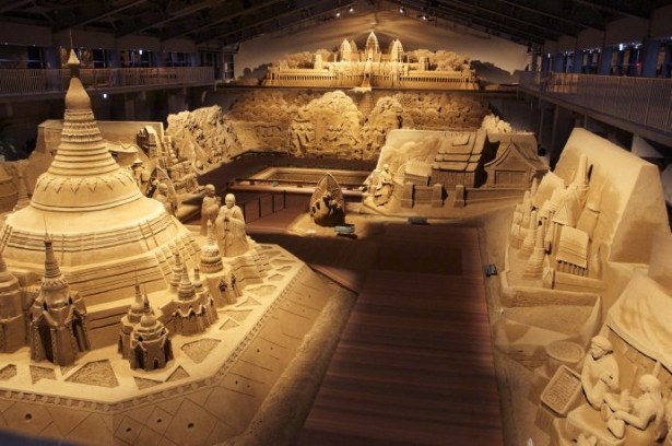 【写真を見る】過去の鳥取砂丘 砂の美術館での展示作品。砂を素材にしているようには見えない造形だ