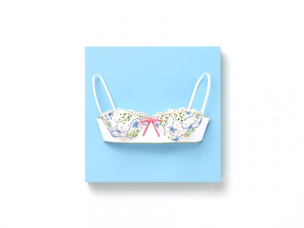 水色の小花が清楚な印象を与える白ベースのブラジャー「BRA#13」(作品サイズ204×204×70mm)