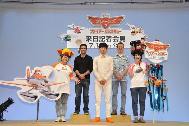 【写真を見る】来日したボブス・ガナウェイ監督とプロデューサーのフェレル・バロン。瑛太とはりせんぼんの2人も！