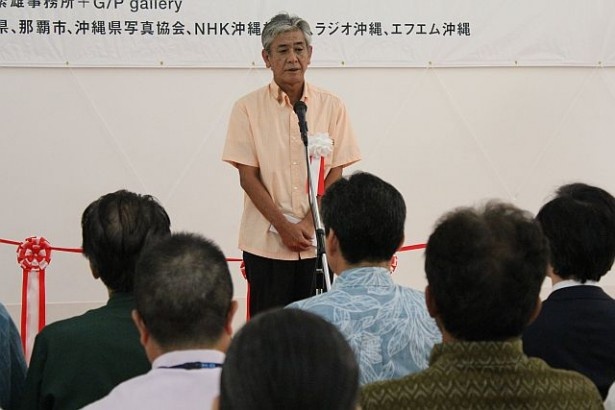挨拶を述べる琉球新報社専務取締役・上間了氏