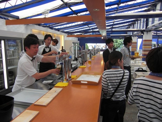 5丁目のサントリー会場では予約受付も可能なプレミアムシートが新登場。1席1500円でザ・プレミアム・モルツ+はじめの1品おつまみ付き