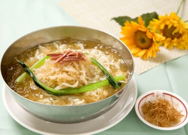 「頂上麺 筑紫樓ふかひれ麺専門店」の「魚翅冷麺(ふかひれ入り冷やしつゆそば)」(2052円)