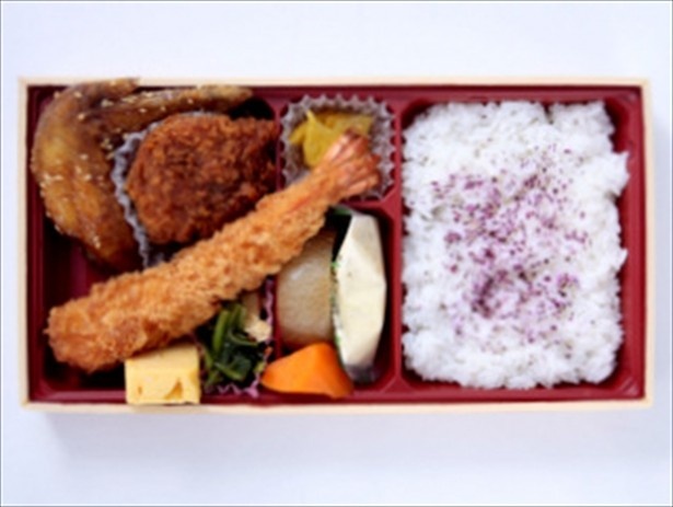 「煮炊き屋本舗 まつおか」の「大海老フライの名古屋うま いもの弁当」(1890円)