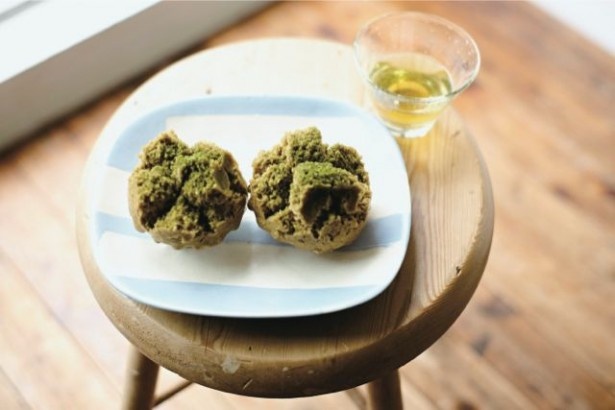 宮古島の黒糖を使った抹茶味の名菓・アガラサー「茶ガラサー」(251円)