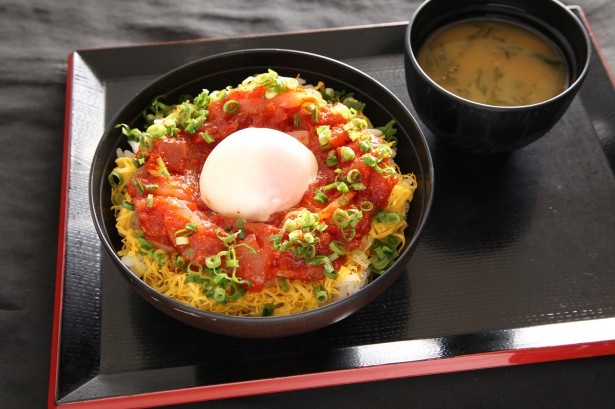 【写真を見る】海鮮ユッケに豆板醤をたっぷり入れたスパイシーな一品「旨辛ユッケ丼」(1200円/新東名・NEOPASA 駿河湾沼津 上り線)
