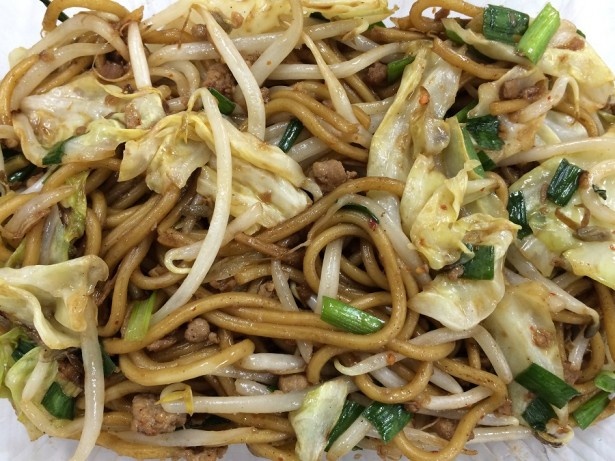 名古屋めしの一つである台湾ラーメンをイメージした「台湾ラーメン風焼きそば」(410円/名神 尾張一宮PA 上り線)