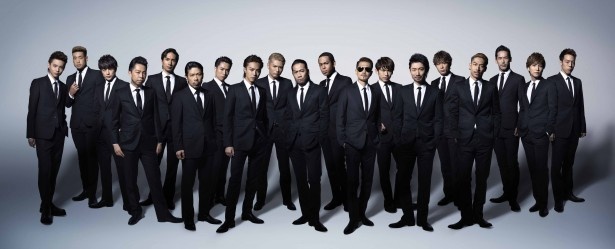 左より佐藤大樹、関口メンディー、白濱亜嵐、USA、橘ケンチ、松本利夫、TETSUYA、TAKAHIRO、SHOKICHI、HIRO、NESMITH、ATSUSHI、NAOTO、MAKIDAI、黒木啓司、AKIRA、小林直己、岩田剛典、世界