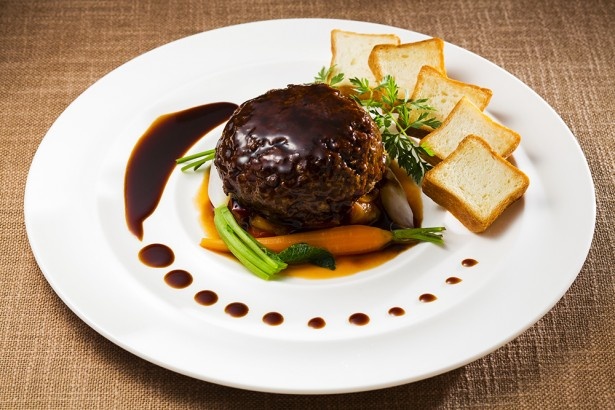 「国産牛のハンバーグステーキ」(税抜2000円)。ジューシーな肉を小さなトーストは受け止めきれるか？