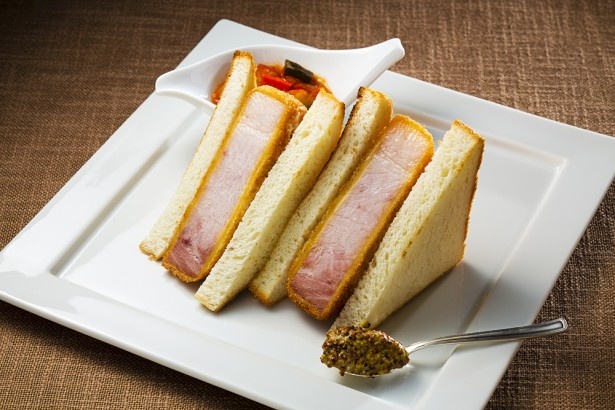 「厚切りハムカツサンド」(税抜1600円)。その名に恥じぬ厚切りハムカツ！しつこくなく食べやすい