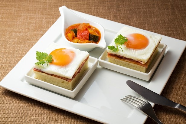 「ベーコンエッグトースト」(税抜980円)。綺麗に四角くおめかしした目玉焼きがキュート