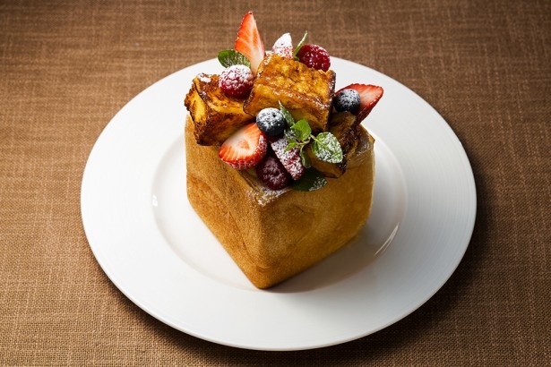 「フレンチトースト(モダン)」(税抜1400円)。たっぷり入ったカスタードクリームとふわふわのフレンチトーストの組み合わせがたまらない