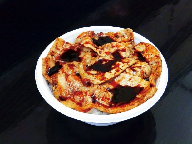 脂身が少なくあっさりとした味わいの十勝産のロース肉を使い、秘伝のタレが深い味わいを演出/ぶた八の「豚どん」